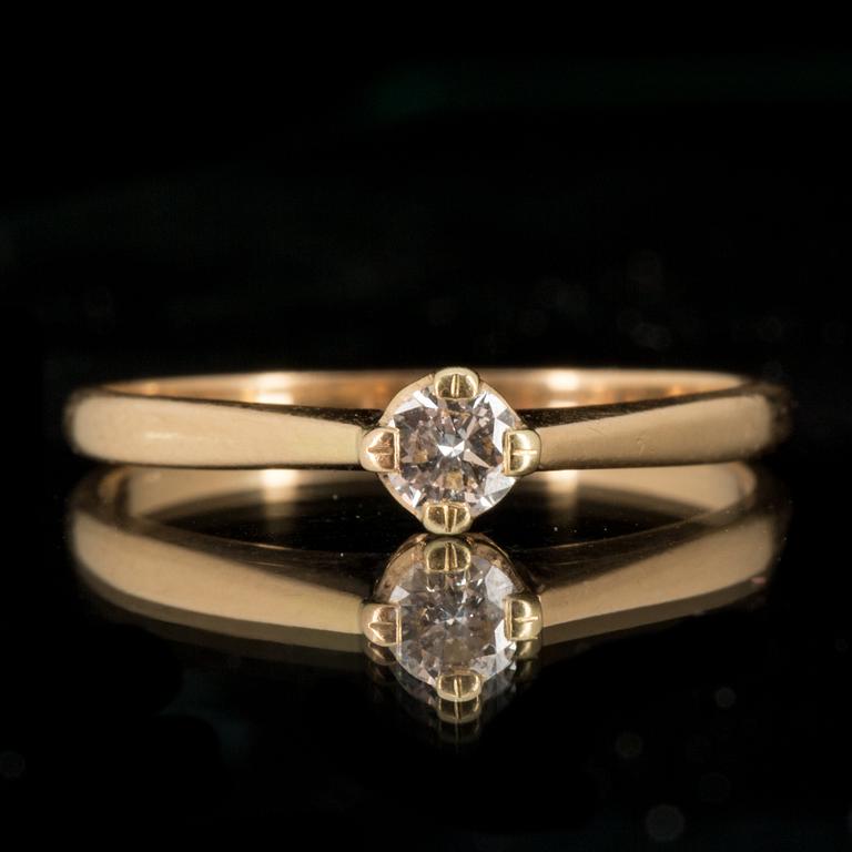 RING, 18K guld med diamant totalt ca 0,15 ct enligt gravyr. Carl Hoff, Helsingborg, 1949. Vikt ca 1 gram.