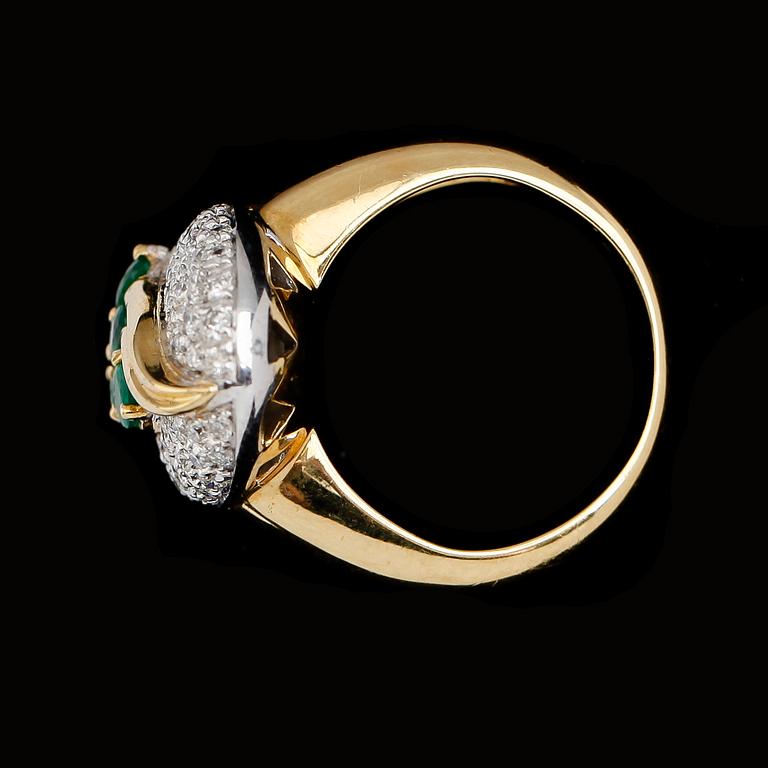 RING, 18 k guld, smaragder tot ca 1.27 ct och diamanter tot ca 1.09 ct. Total vikt ca 11 g.