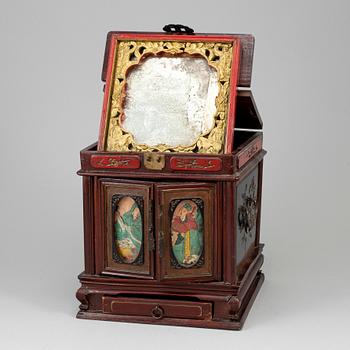 A 20th century chinese jewellery box.