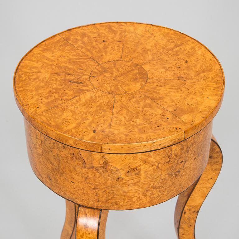 Ompelu/sivupöytä, empire, Venäjä 1820-luku.