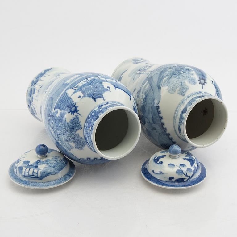 A pair of Chinese 20th century porcelain urns.