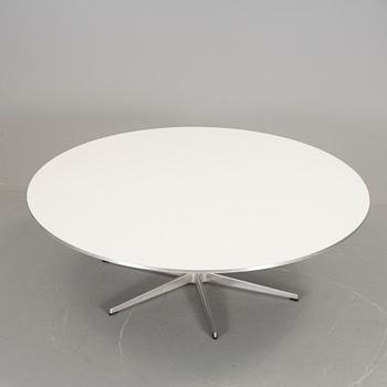 BORD, "A825", Piet Hein, Arne Jacobsen och Bruno Mathsson för Fritz Hansen, 2001.