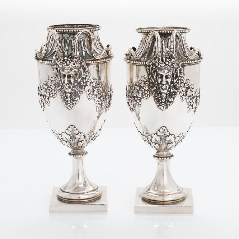 Vaser, ett par, silver, empirstil, fantasistämplar, 1900-talets första kvartal.