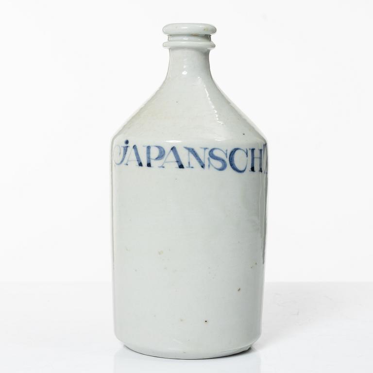 Sju assietter, litet fat samt flaska, porslin, Japan, 1800-/1900-tal.