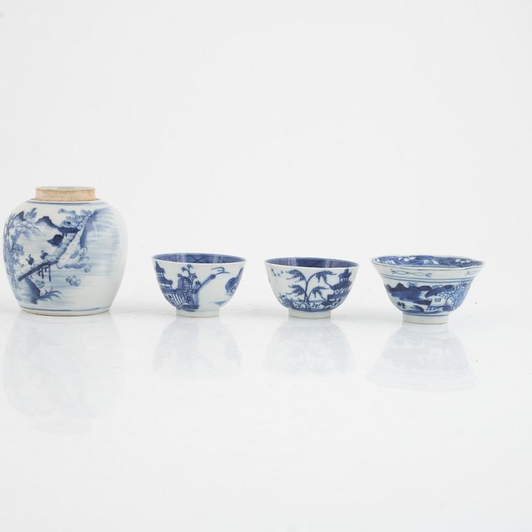 Eight pieces of porcelain, China, 18th-19th century.