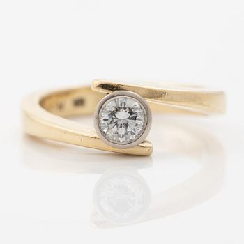 18K gold ring with a round brilliant-cut diamond.