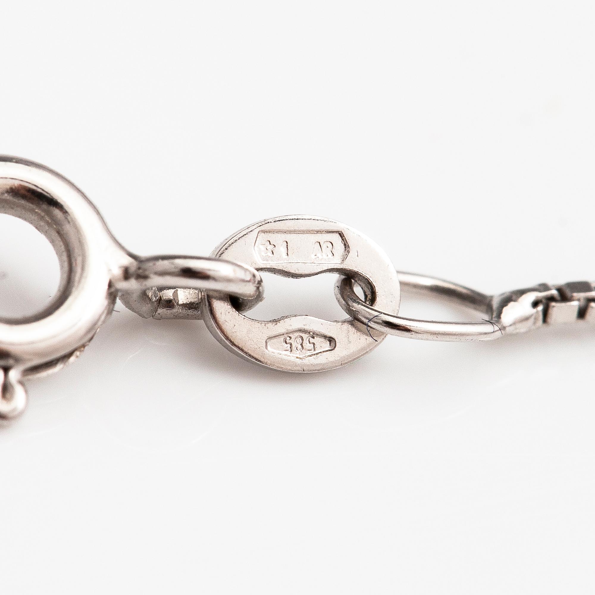 A 14K white gold neclöace with a ca. 0.50 ct brilliant cut diamond.