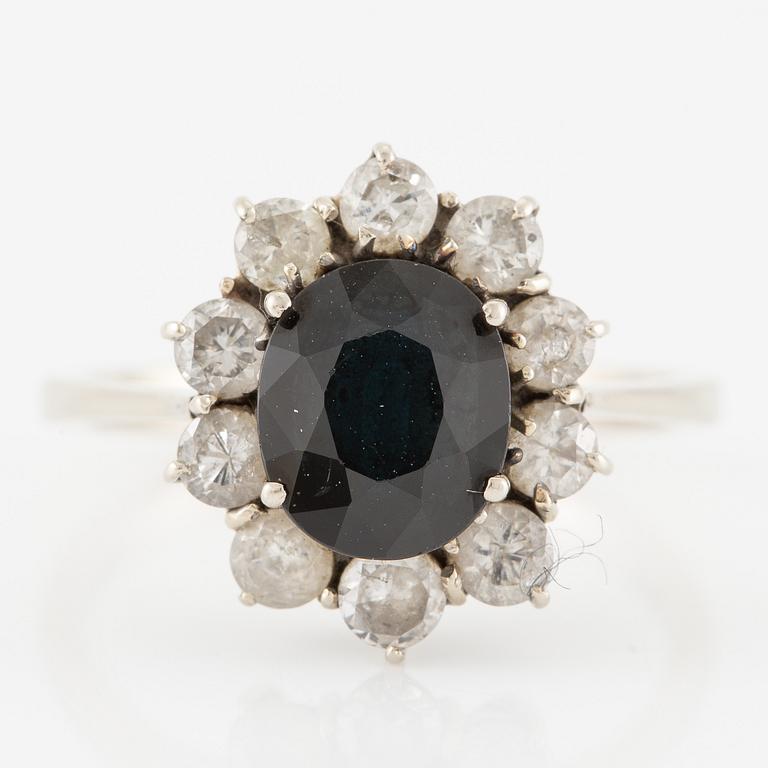 Ring, carmosé, 18K vitguld med mörk safir och briljantslipade diamanter.