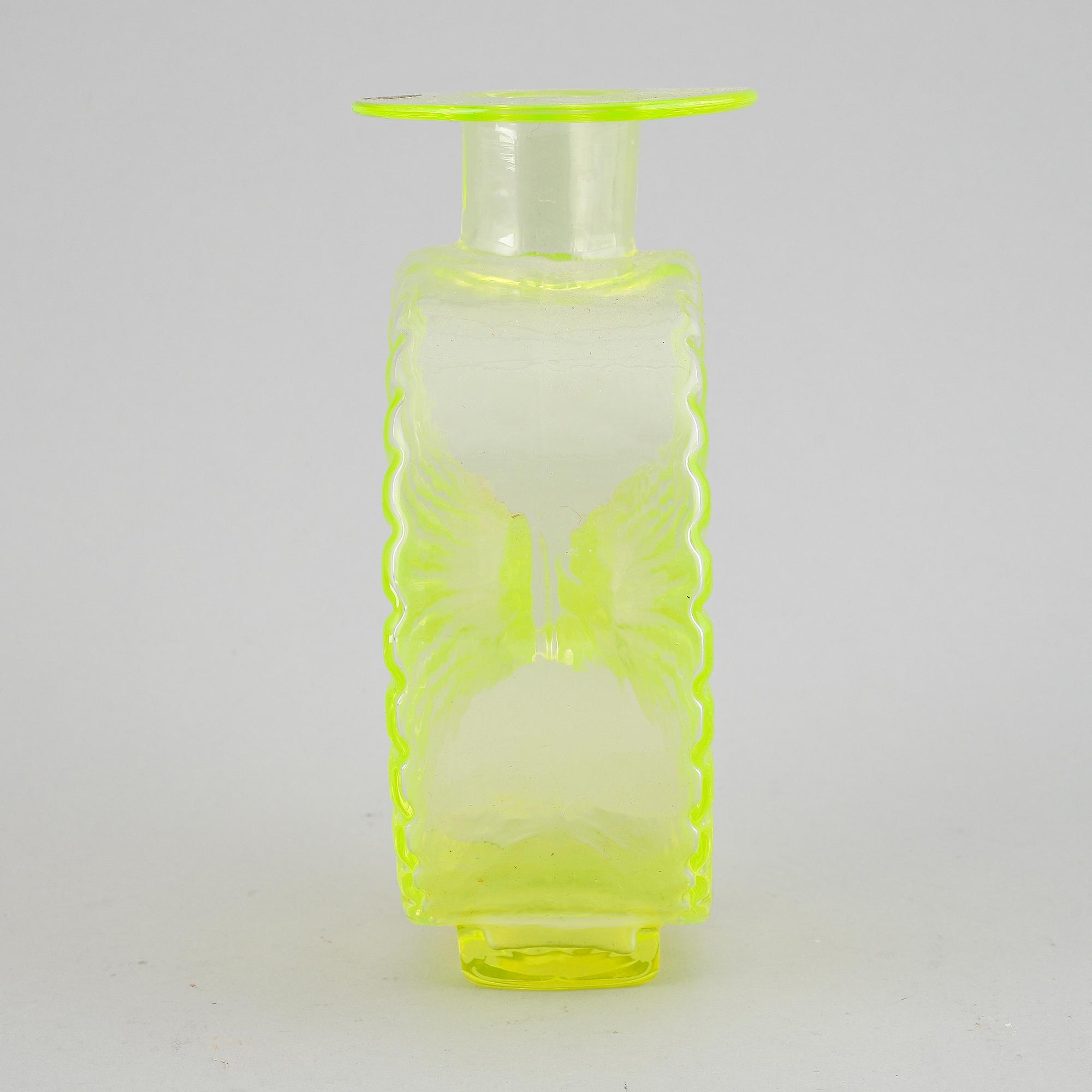 HELENA TYNELL, a sun glass bottle for Riihimäen Lasi Oy. In production 1964-1974.