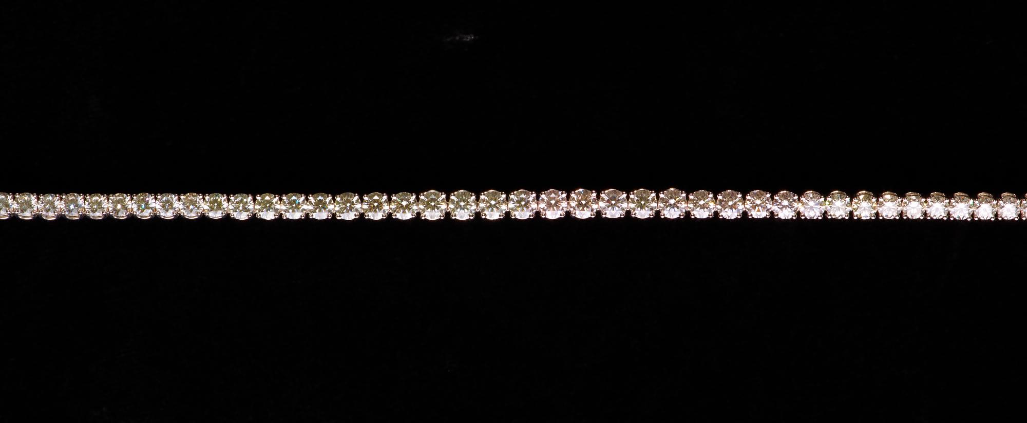 COLLIER, 108 briljantslipade diamanter, tot. 23.52 ct doserade diamanter.