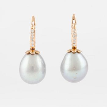 Earrings with cultured freshwater pearls and brilliant-cut diamonds.