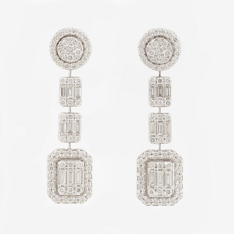 Earrings, 18K white gold with baguette and brilliant cut diamonds.