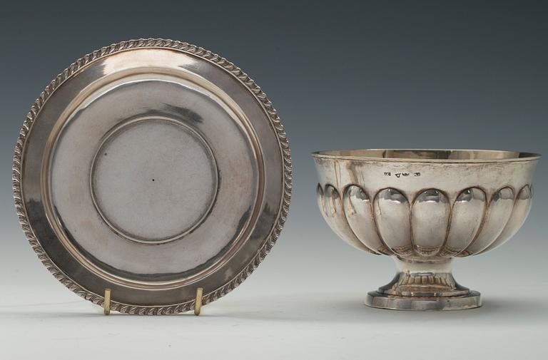 A SAUCE BOWL WITH PLATE, silver. Gustaf Grönholm, Helsinki 1834. Height 9 cm. Weight 275 g.