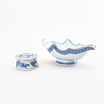 A Chinese Qianlong porcelin saucer and salter.