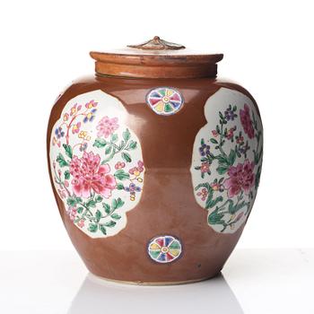 A famille rose and cappuciner brown jar, Qingdynasty, Qianlong (1736-95).