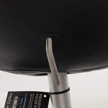 Arne Jacobsen, fåtölj, "Ägget", Fritz Hansen, Danmark, 2021.