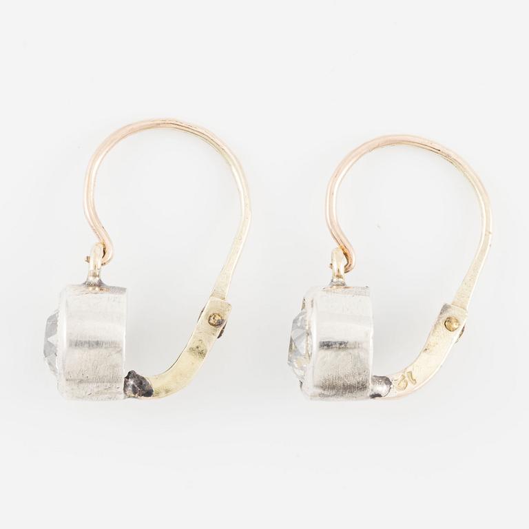 Örhängen guld och silver med cushionslipade diamanter.
