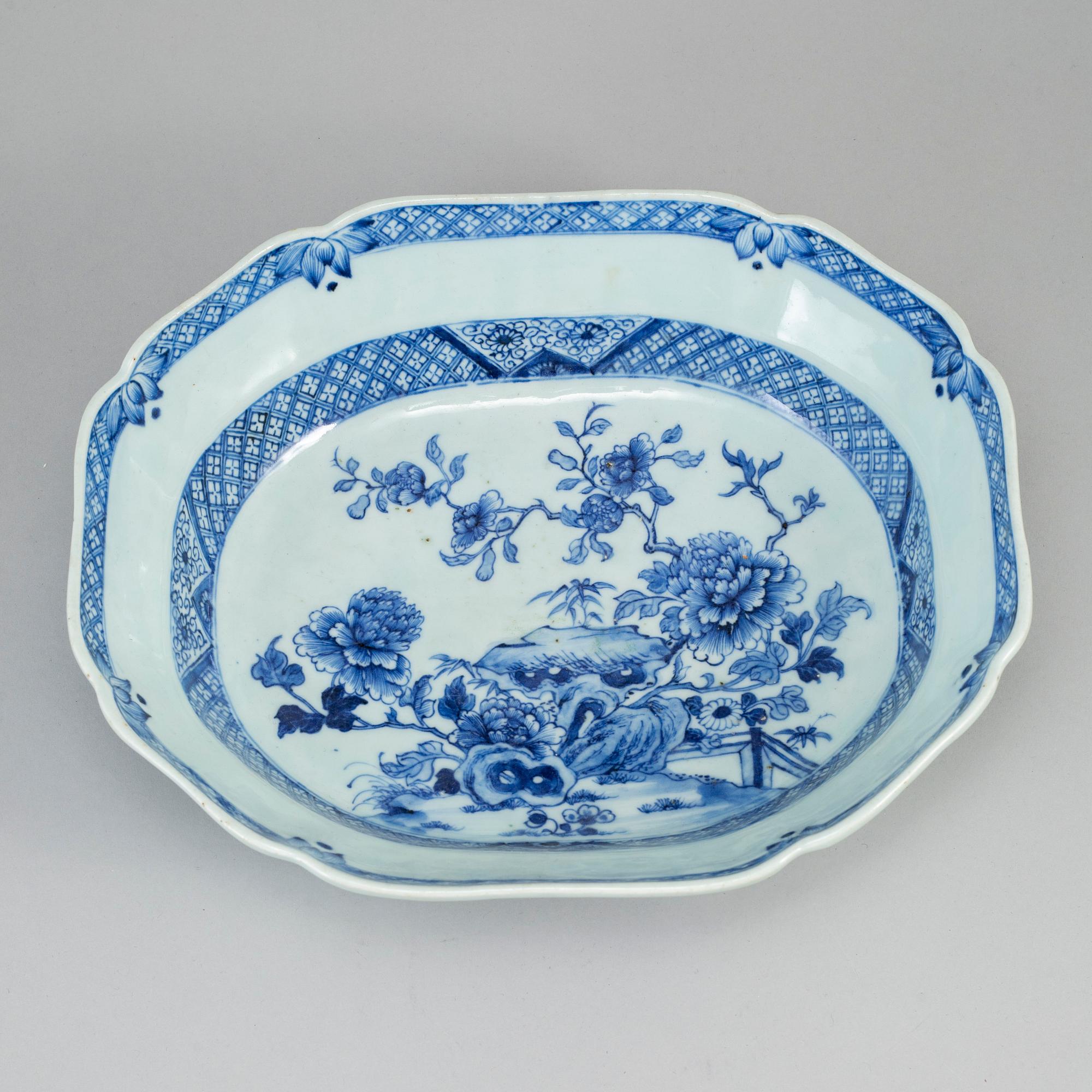 A blue and white dish, Qing dynasty, Qianlong (1736-95).