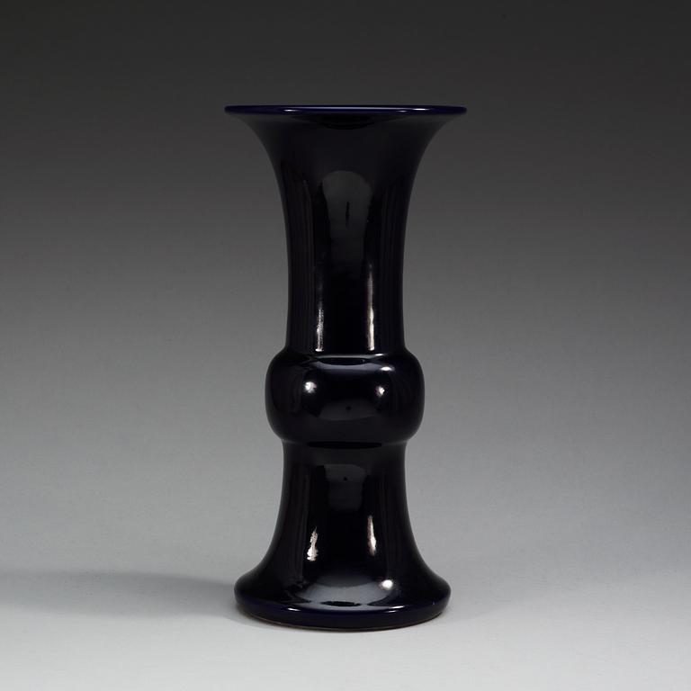 A deep purple glazed vase, Qing dynasty, Kangxi (1662-1722).