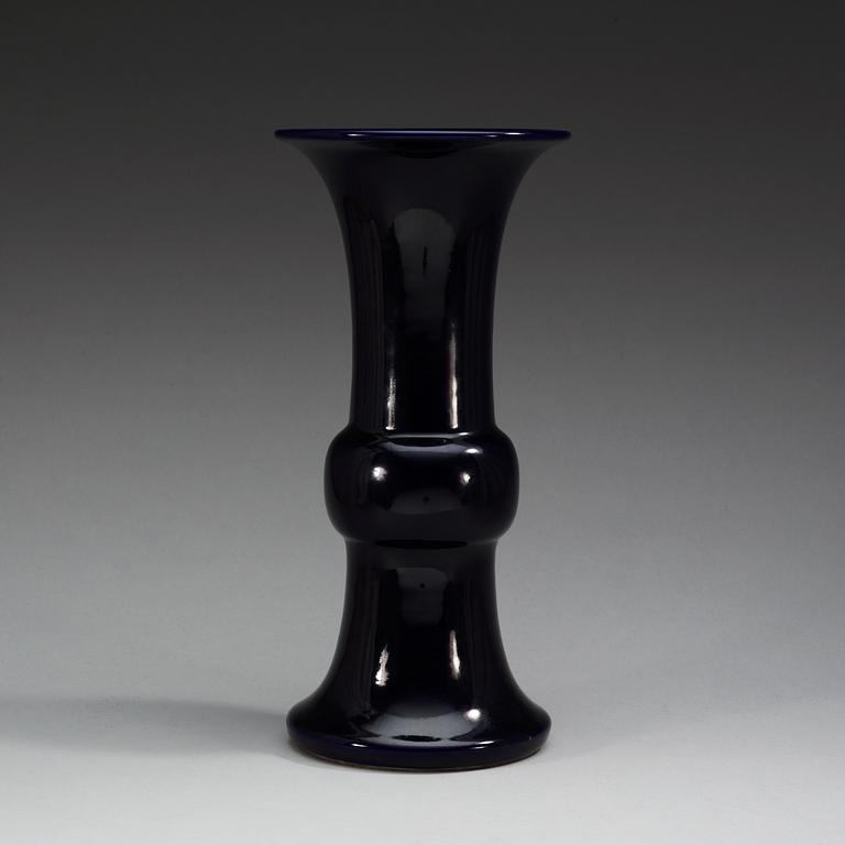 A deep purple glazed vase, Qing dynasty, Kangxi (1662-1722).