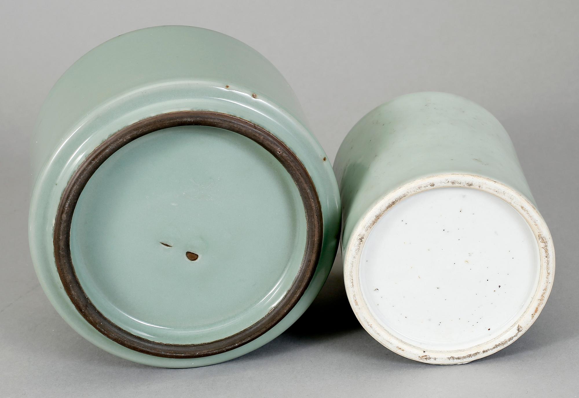 PENSELSTÄLL, två stycken, porslin. Kina, omkring 1900 samt en modern.