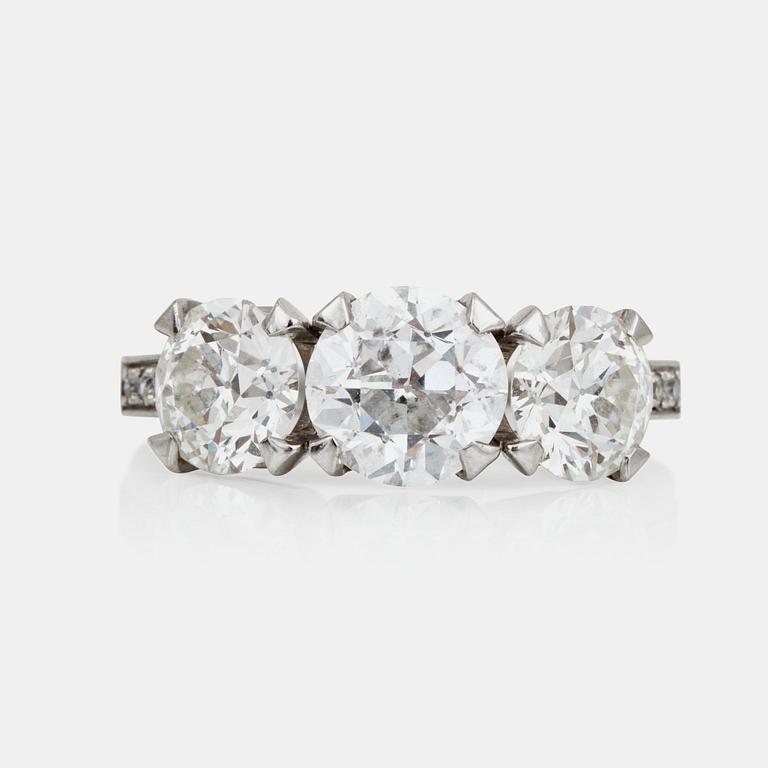 RING med tre gammalslipade diamanter totalt ca 3.90 ct. Kvalitet cirka H-I/SI.