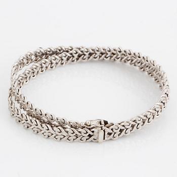 Armband vitguld med små fasettslipade safirer.