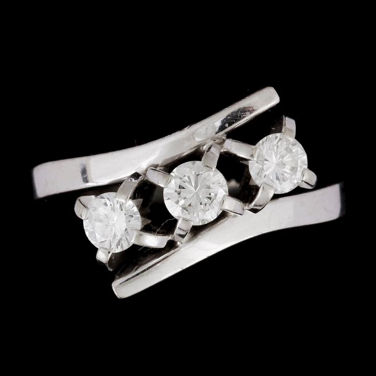 RING, 18k vitguld, 3 briljantslipade diamanter tot ca0,60ct, Stockholm, 1975. Vikt ca6g.