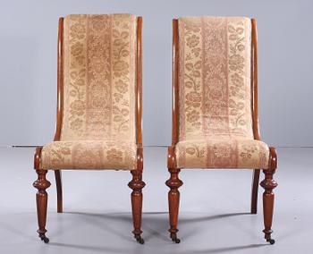 STOLAR, ett par, sk svanstolar, nyrenässans, 1800-talets andra hälft.