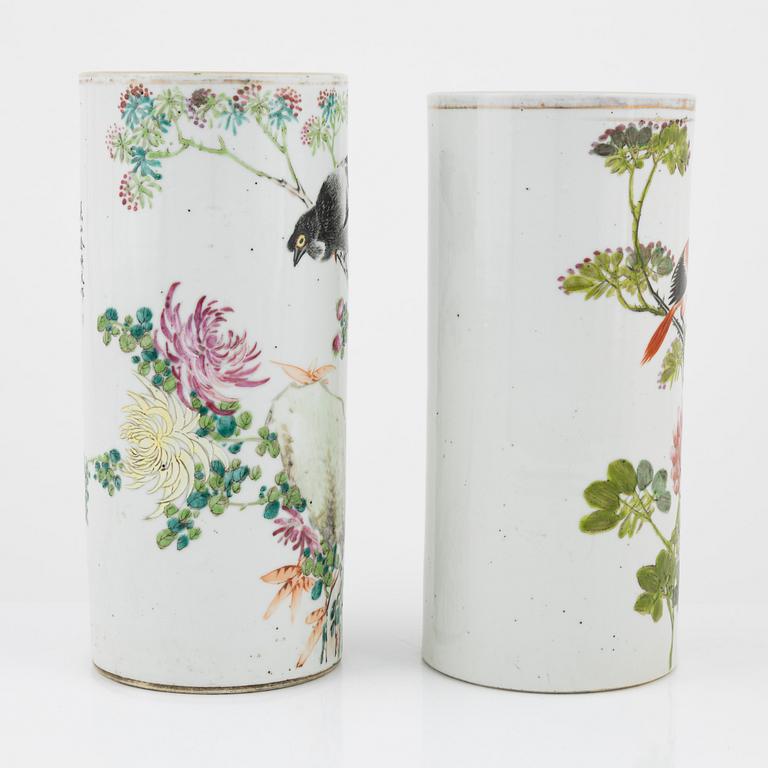 Penselvaser, 2 st, porslin. Kina, 1900-tales mitt.