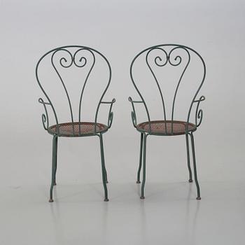 A SET OF GRADEN ARMCHAIRS AND A TABLE. 20TH CENTURY.