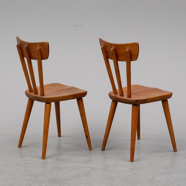 GÖRAN MALMVALL, a pair of pine chairs, Svensk Fur.