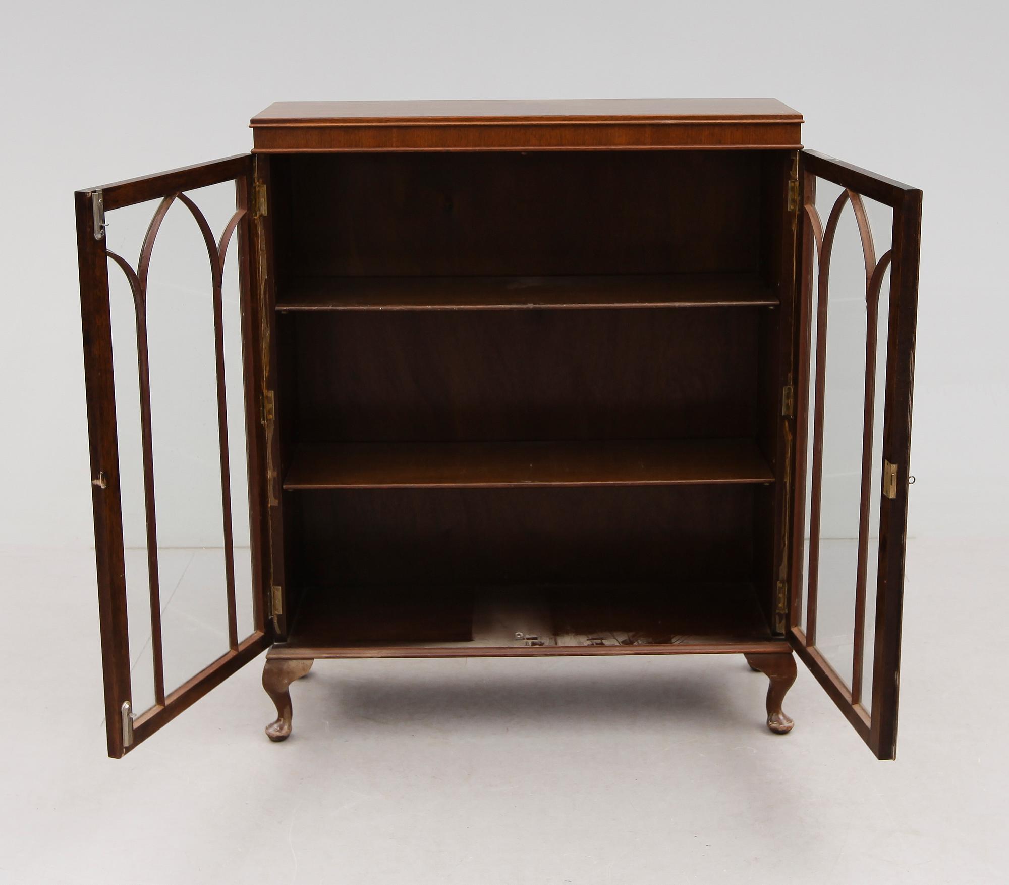 VITRINSKÅP, England, 1900-talets första hälft.