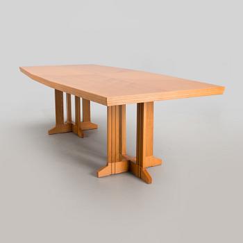 ELIEL SAARINEN, A SET OF SIX SIDE CHAIRS, TWO ARM CHAIRS AND A DINING TABLE. Design in 1928.
