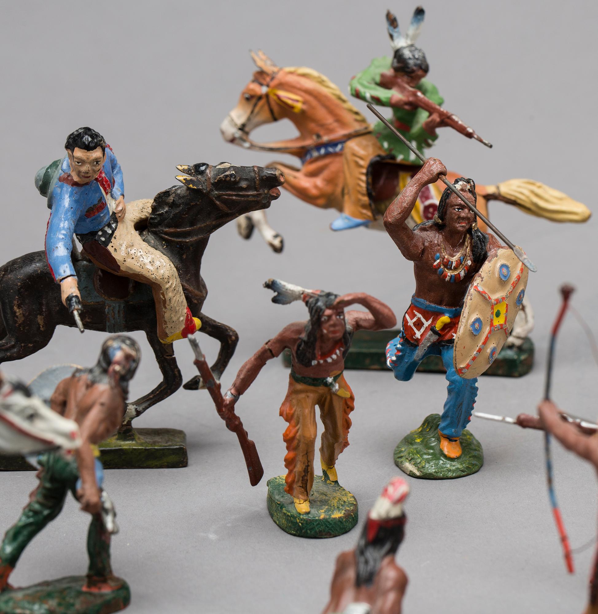 SAMLING COWBOYS OCH INDIANER, 24 st, Elastolin och Lineol plastional Tyskland. 1900-talets första hälft.