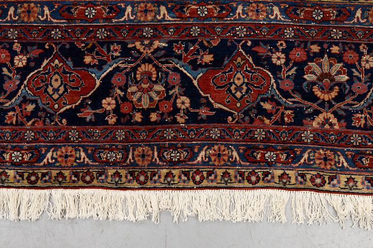 A carpet, semi-antique Kashan, a so-called Dabri, ca 394,5 x 310 cm.