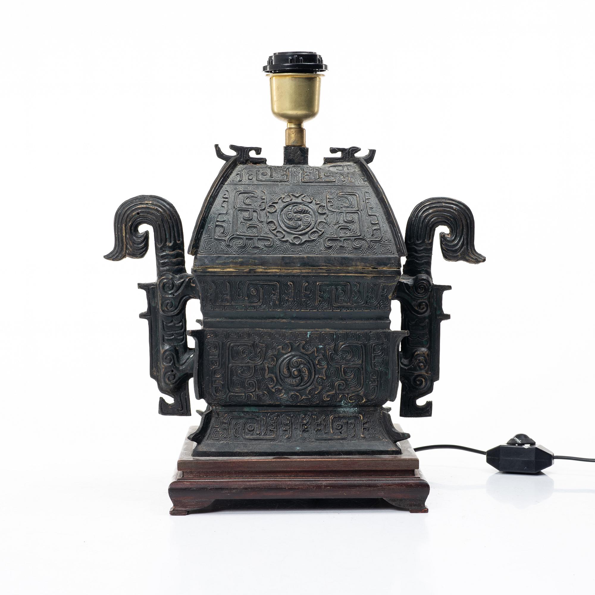 Bordslampa, Kina, brons, 1900-talets senare del.