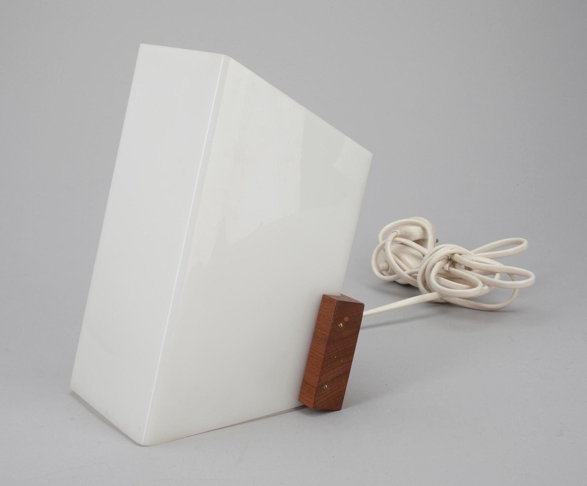 VÄGGLAMPA, akryl samt teak, design Yki Nummi, Sanka, 1900-talets mitt.