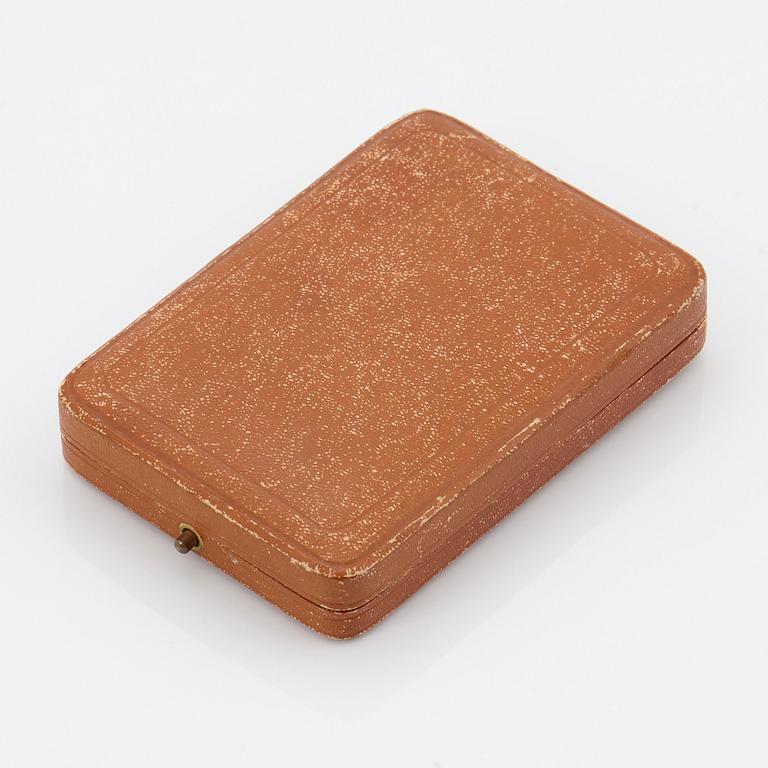 A 14K gold necklace set with a faceted amethyst and pearls.