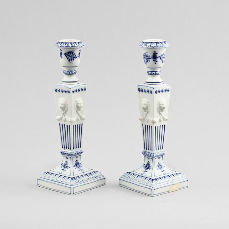 LJUSSTAKAR, ett par, porslin, "Musselmalet" Royal Copenhagen, 1900-tal.