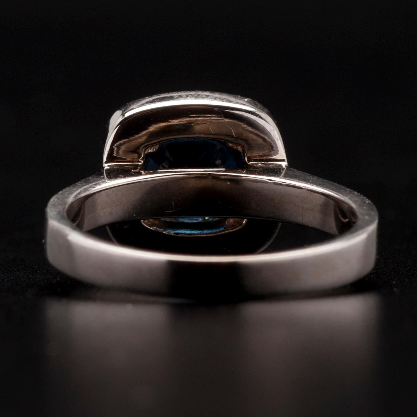 RING, vitguld 14K, fasettslipad safir 1,51 ct, briljantslipade diamanter tot. 0,58 ct. Vikt 5,3 g.