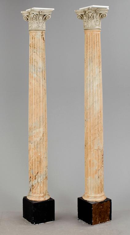 KOLONNER, ett par, antikiserande stil, gips, 1900-tal.