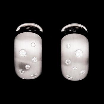 232. A pair of brilliant cut diamond earrings, tot. app. 0.50 cts.