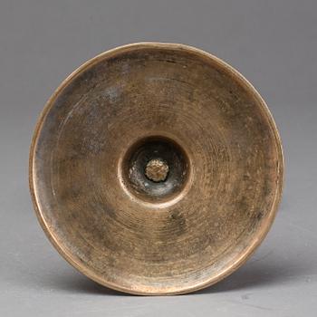 A BRASS CANDLESTICK, NORTHERN EUROPE, 17/18TH CENTURY.