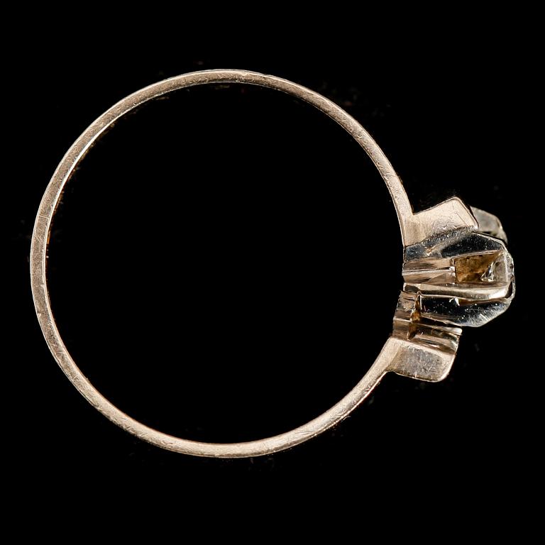RING, 18 k vitguld, Stockholm BCG 1950. 2 briljantslipade diamanter totalt 0.10 ct.  Total vikt 3 gram.