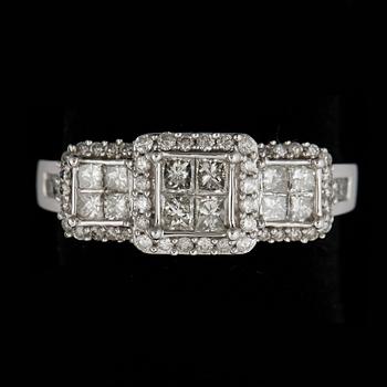 RING, 14k vitguld med 12 prinsesslipade diamanter samt flera små briljantslipade diamanter. Vikt ca 4,7 gram.
