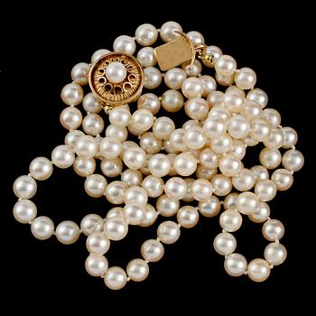 COLLIER, odlade pärlor med lås i 18k guld, 1900-talets andra hälft.