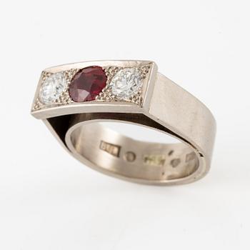 Bengt Liljedahl ring 18K white gold two round brilliant-cut diamonds.