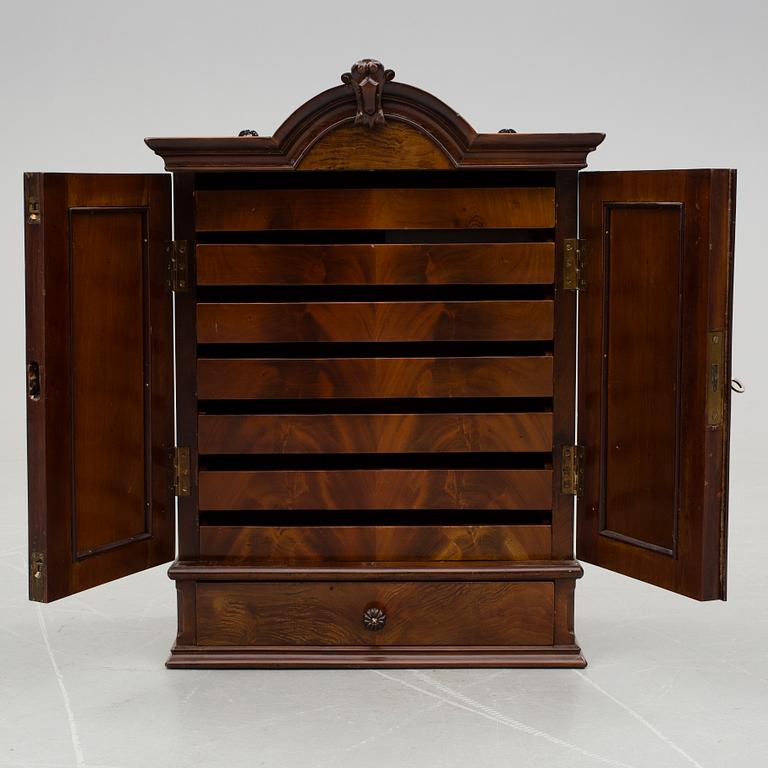 VÄGGSKÅP, England, 1800-talets mitt.