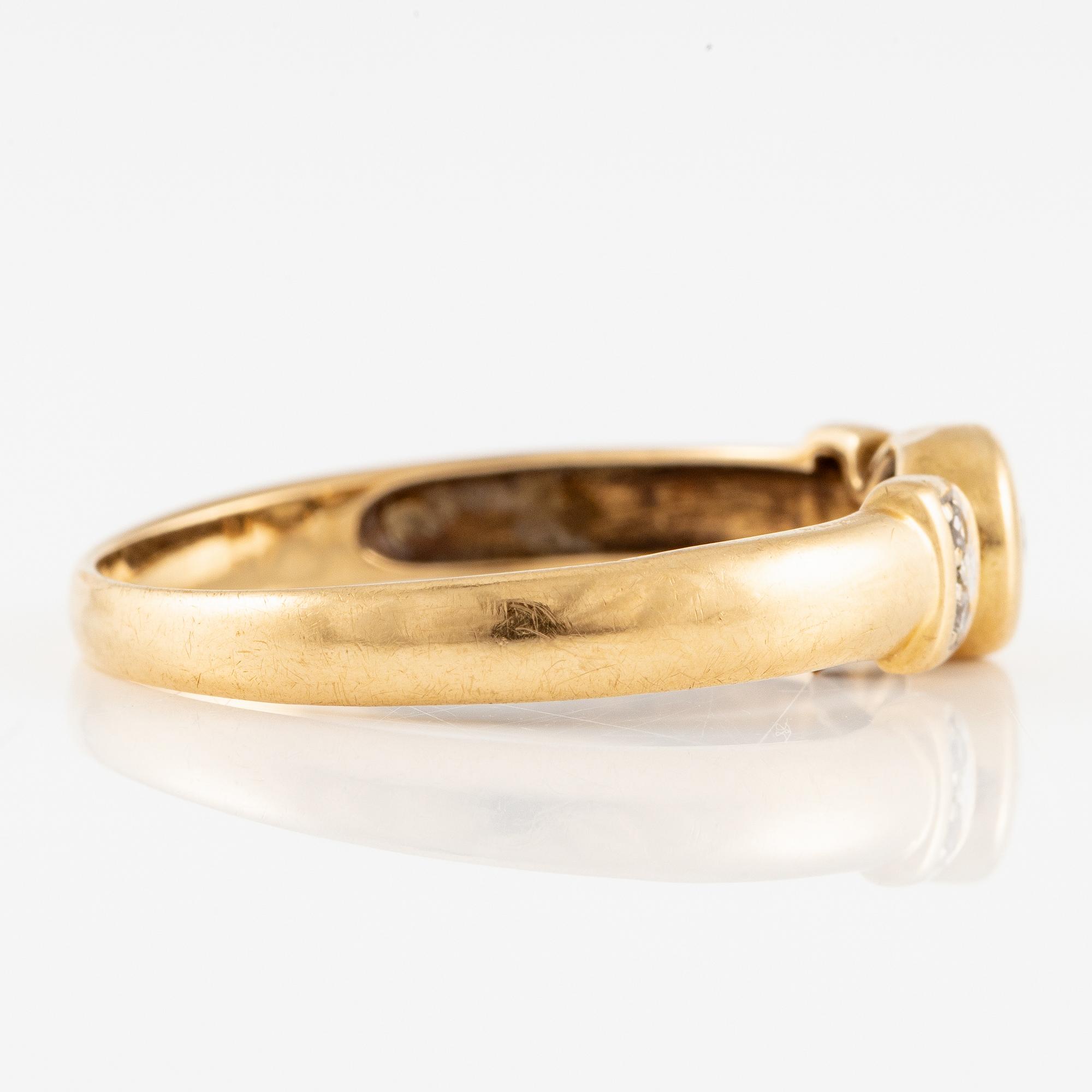 Ring, 18K gold with brilliant-cut diamonds.